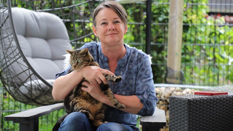 Arianne met één van haar gehandicapte katten. (Foto: Collin Beijk)