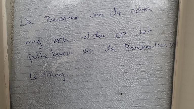 De politie heeft een briefje opgehangen voor de huurder (foto: Omroep Brabant).