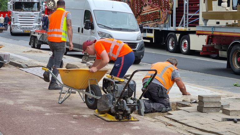 Snel wordt de straat nog dicht getegeld op het Stadshuisplein