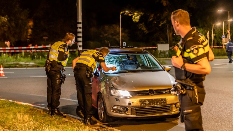 De politie neemt de schade op (foto: Jack Brekelmans/SQ Vision).