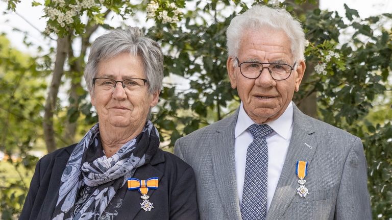 Riet en Christ Kerremans, onderscheiden omdat ze zich inzetten voor de voetbalclub en de senioren in Molenschot (foto: Jacomijn Dijkers).