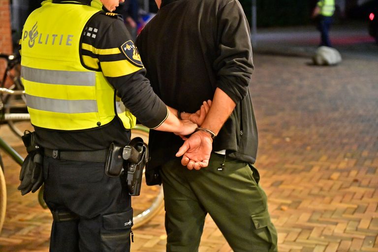 Ba de ruzie in het sportcafé in Valkenswaard werden twee mensen aangehouden, degene die gestoken zou hebben en een man die een agente beledigde (foto: Rico Vogels/SQ Vision).