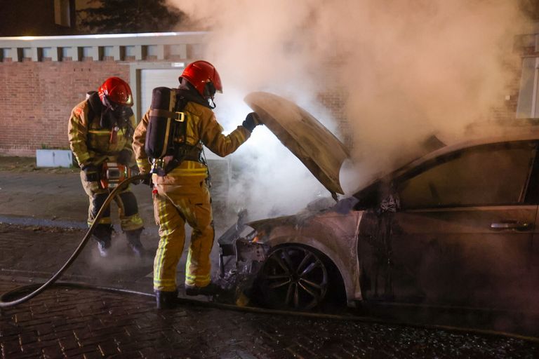 Brandweerlieden bekijken de schade (foto: Arno van der Velden/SQ Vision).