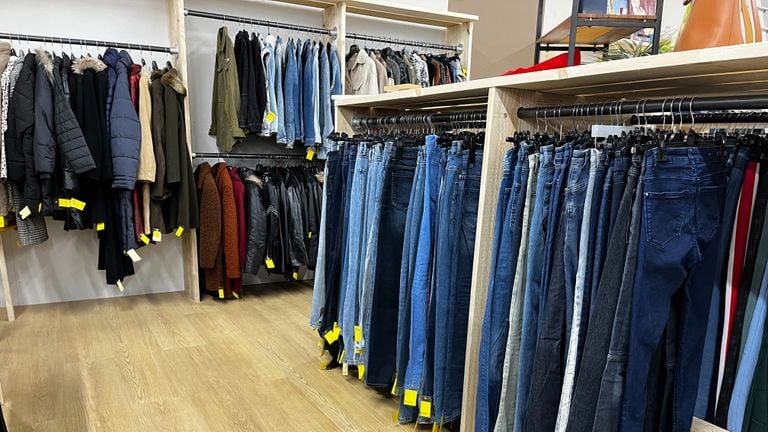 In de winkel is meer plek voor tweedehands kleding (foto: Rogier van Son).