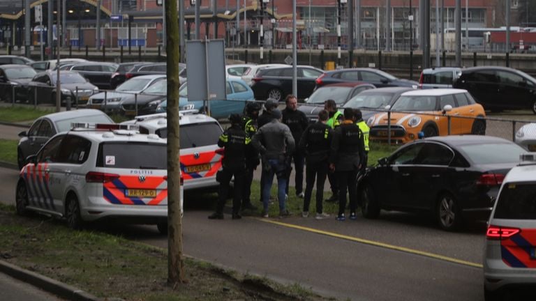 Gebouw UWV ontruimd vanwege mogelijk explosief. (foto: SQ Vision/Bart Meesters)