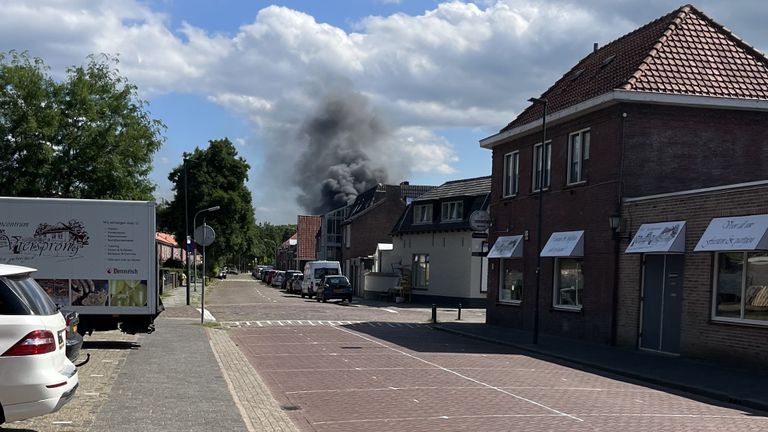 Rookwolk is tot in de wijde omgeving te zien.  