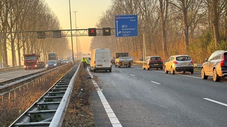 Het was druk maandagmorgen op diverse snelwegen, rond tien over negen was er alleen op de A27 bij Oosterhout nog sprake van redelijke oponthoud (foto: Rijkswaterstaat).