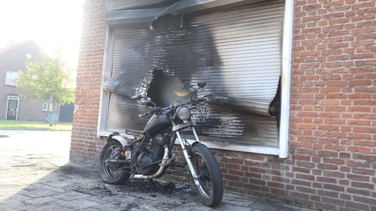 Het huis aan de Cypresstraat in Den Bosch raakte flink beschadigd door de brand. (Foto: Bart Meesters / SQ Vision).