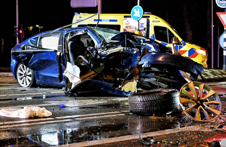 De auto die in Tilburg een boom ramde (foto: SQ Vision).