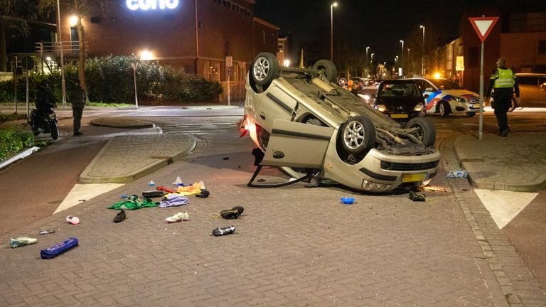 De straat lag bezaaid met spullen uit de auto (foto: SQ Vision/Christian Traets).