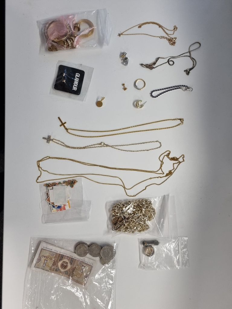 De politie is op zoek naar de eigenaren van deze sieraden (foto: Facebook basisteam Tilburg-Centrum).