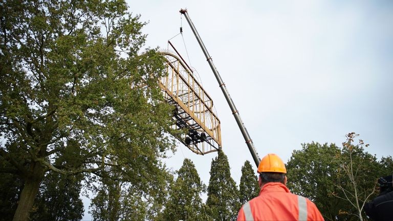 Het stalen frame werd hoog de lucht in gehesen (foto: Rochelle Moes). 