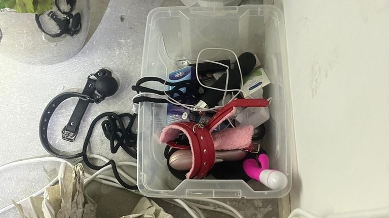 BIj de controle werden allerlei voorwerpen gevonden (foto: Peelland Interventieteam).