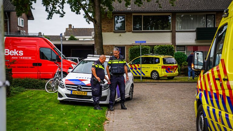 Meerdere hulpdiensten werden opgeroepen na het ongeluk aan de Dennenlaan in Nuenen (foto: Sem van Rijssel/SQ Vision).