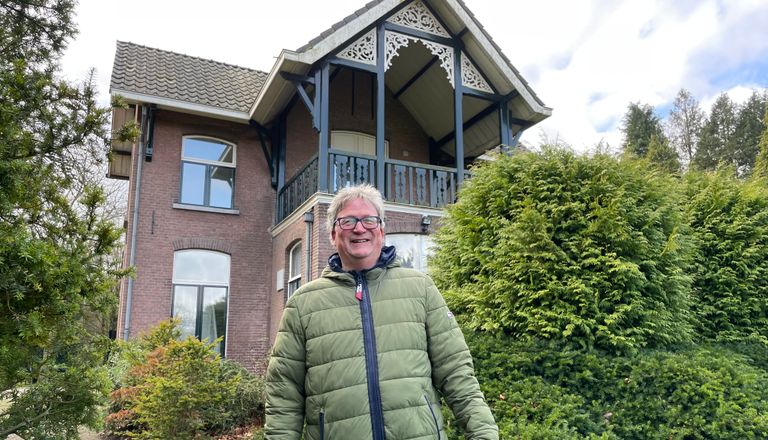 Hans Wirken, bedrijfsleider van Sparrenhof, bij het huis waarin zijn opa en vader op het landgoed woonden. Wirken woont inmiddels zelf in een huis in de Reeshof (foto: Omroep Brabant).