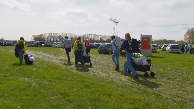 Bezoekers Paaspop op weg naar het festivalterrein. 