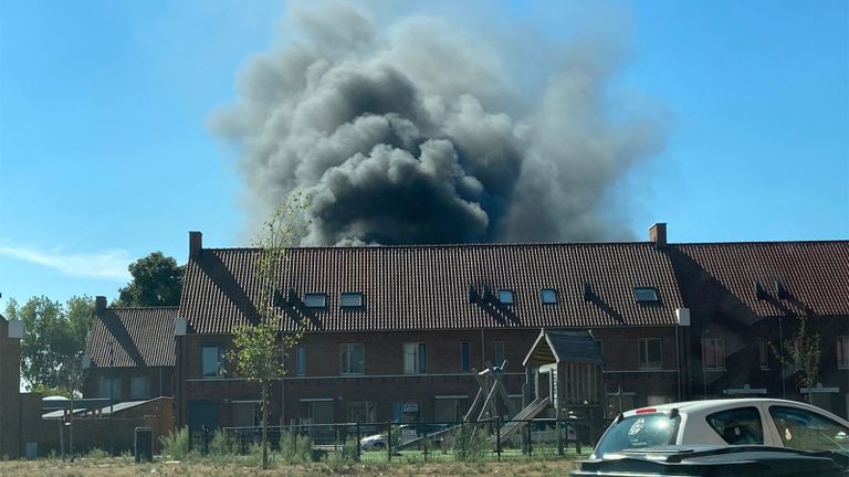 Dikke rookwolken te zien vanaf de Zandzuigerstraat (foto: Pascal van Mierlo).