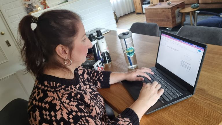 Minke maar voor Gierige Gerda heel wat uurtjes achter haar laptop (foto: Collin Beijk).