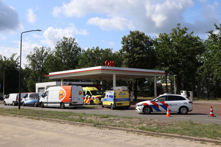 De kop-staartbotsing was vlakbij een tankstation (foto: Sander van Gils/SQ Vision).