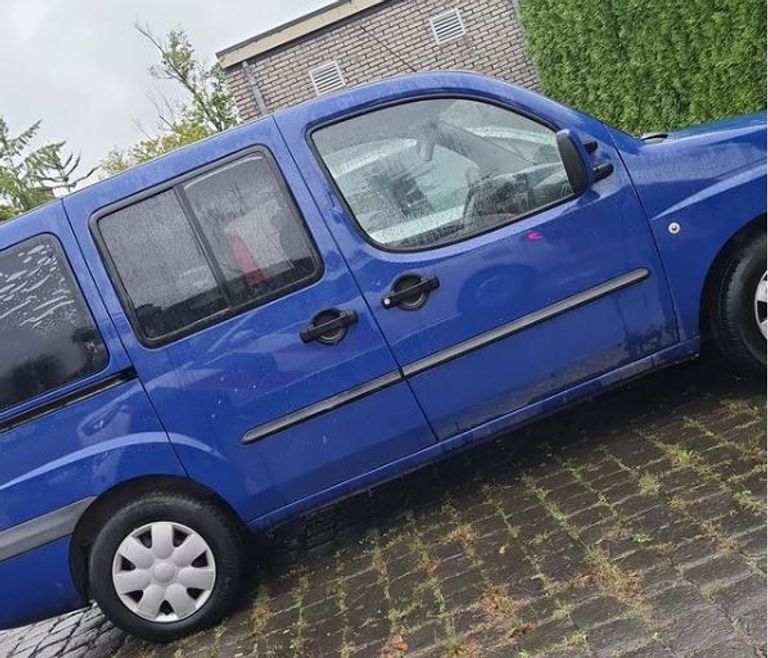 De verdachte auto in de wijk Eckart (foto: politie)