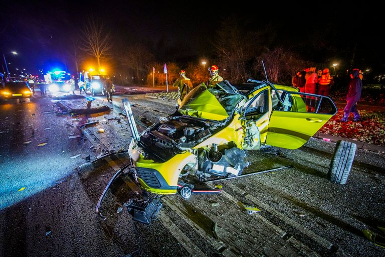 Volgens getuigen zou de bestuurder van de Volkswagen vlak voor de crash hard door de laan hebben gereden (foto: SQ Vision).