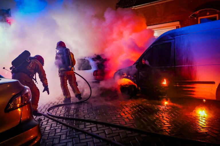 Het vuur verwoestte twee auto's in de Lemmenslaan in Eindhoven (foto: SQ Vision).