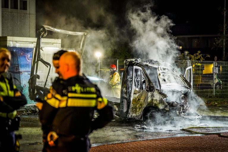 Van de vrachtwagen aan de Rooijakkersstraat in Eindhoven bleef weinig over (foto: SQ Vision).