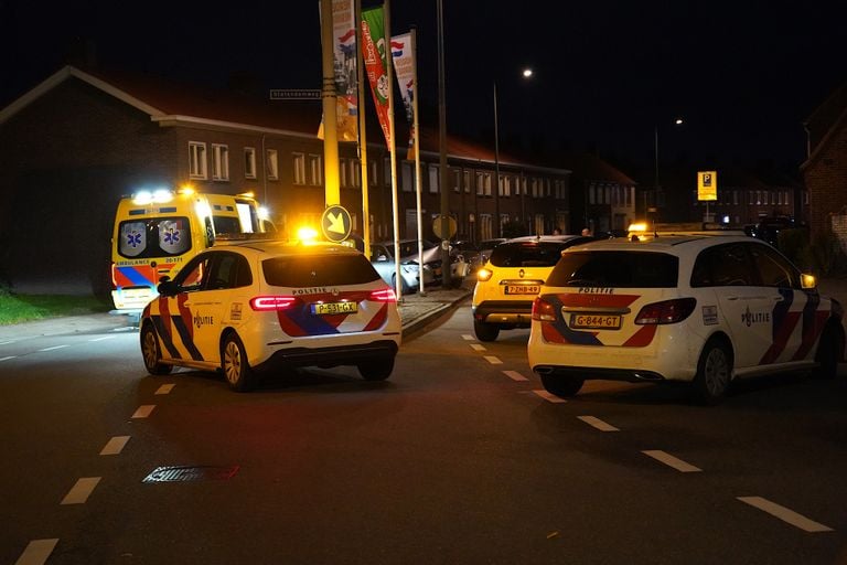 De bestuurder werd na de crash in een ambulance nagekeken (foto: Jeroen Stuve/SQ Vision).