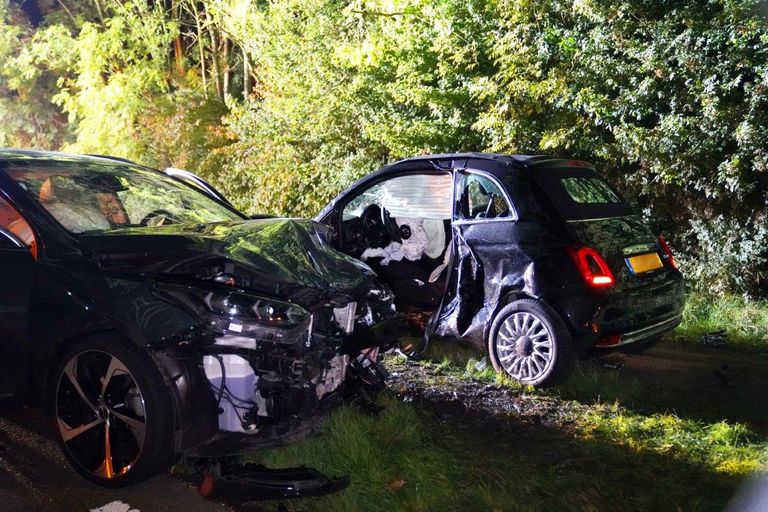 De zwaargewonde vrouw moest door de brandweer uit de auto bevrijd worden (foto: Bart Meesters).