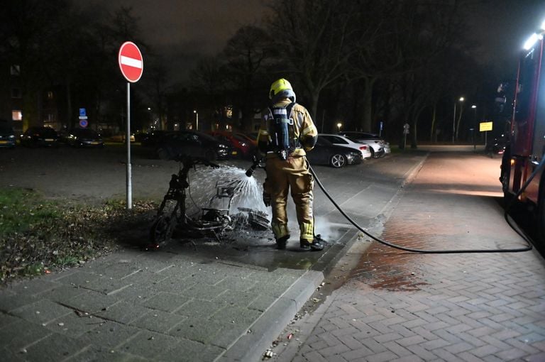 De brandweer bluste de scooter in Breda (foto: Perry Roovers/SQ Vision).