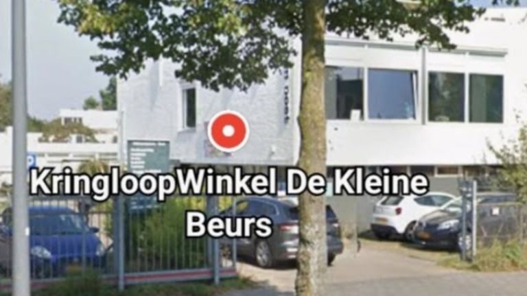 Bom afgegeven bij kringloopwinkel: drie dynamietstaven aan elkaar (foto: wijkagent_db_graafsepoort).