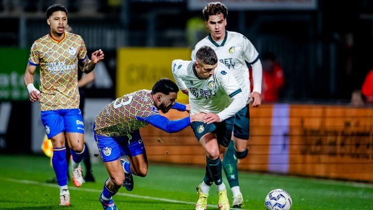 RKC Waalwijk-verdediger Faissal Al Mazyani gaat een duel aan met Kristoffer Petterson. (Foto: Eye4Images, Marcel van Dorst)