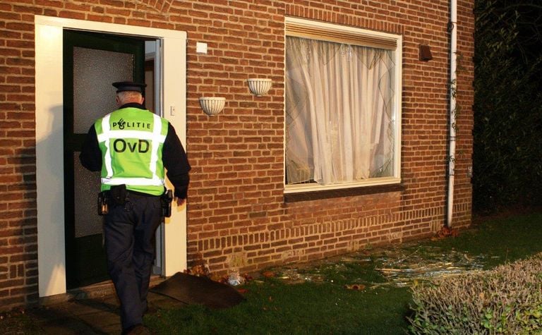 In 2008 raakte de vorige woning van de man, aan Pieter Bruegellaan in Vught, beschadigd door een vuurwerkexplosie. (foto: Bart Meesters/SQ Vision)