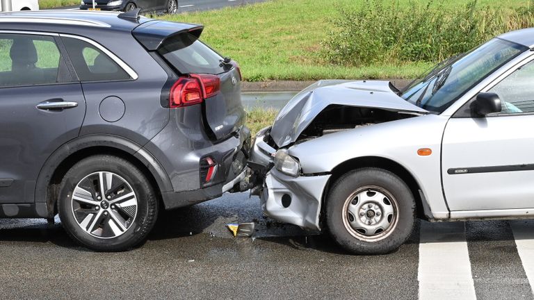 De bestuurder van de zilvergrijze auto botste op zijn voorganger (foto: Perry Roovers/SQ Vision).