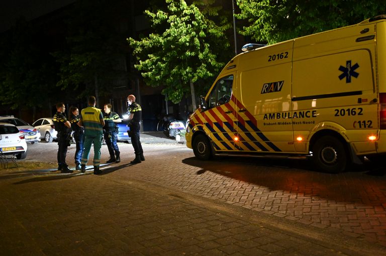 De scooterrijder is na de botsing op de Balfortstraat in Breda naar een ziekenhuis gebracht (foto: Perry Roovers/SQ Vision).