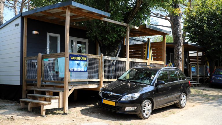 Een Fiji-chalet van Vacansoleil op een camping aan het Gardameer (foto: Omroep Brabant).