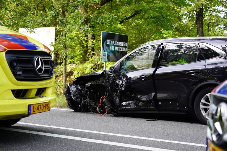 De klap van de botsing op de N282 was enorm (foto: Jeroen Stuve/SQ Vision).