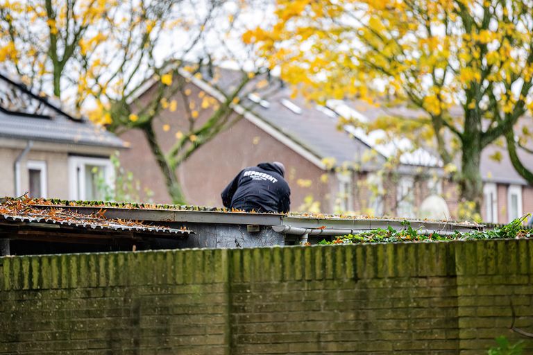 Een aanwezige probeerde te vluchten via een schuurtje (foto: Jack Brekelmans/SQ Vision).