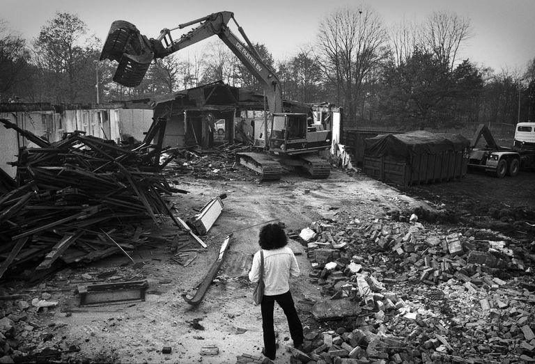 De sloop van de 19 oude barakken uit de Tweede Wereldoorlog die Woonoord Lunetten vormden (foto: ANP/Marcel van den Bergh).