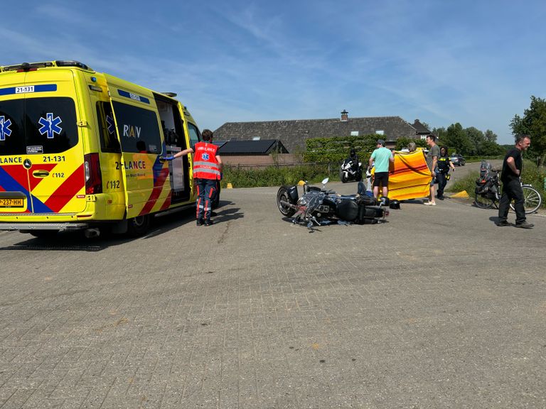 De auto en de motorrijder botsten op elkaar op de Achterdijk in Mill (foto: Marco van den Broek/SQ Vision).