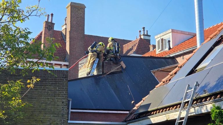 De brand was snel meester,  maar daarmee zat de klus er voor de brandweer nog niet op (foto: Noël van Hooft).