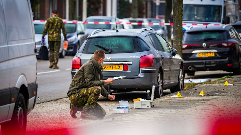 Zaterdag ging het onderzoek naar de ontploffing bij het gebouw aan de Tongelresestraat in Eindhoven verder (foto: SQ Vision).