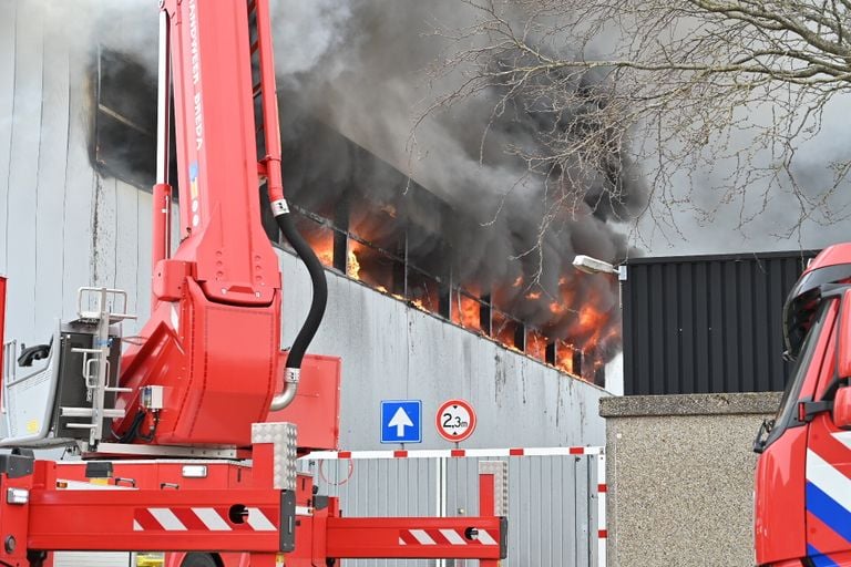 De vlammen slaan uit het bedrijfsgebouw in Etten-Leur (foto: Perry Roovers/SQ Vision).