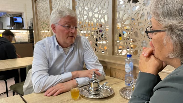 Burgemeester Weterings drinkt Marokkaanse muntthee aan het Verdiplein (foto: Tom van den Oetelaar).