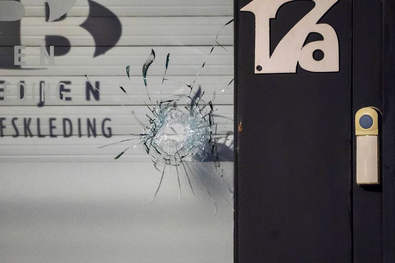 Ook bij Boeijen Bedrijfskleding is een kogelinslag in de deur te zien (foto: Gabor Heeres/SQ Vision).