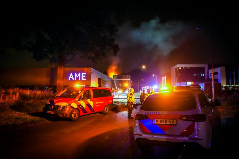 Bij de brand bij het bedrijf AME in Eindhoven kwam veel rook vrij (foto: SQ Vision).