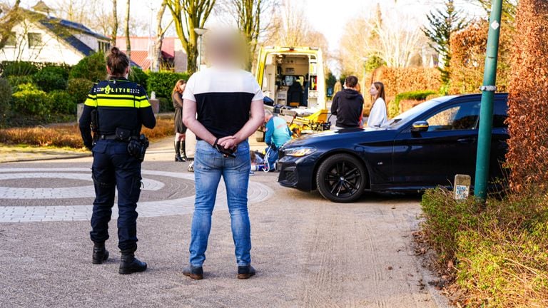 Politie en omstanders kijken toe wanneer het slachtoffer wordt geholpen (foto: SQ Vision).