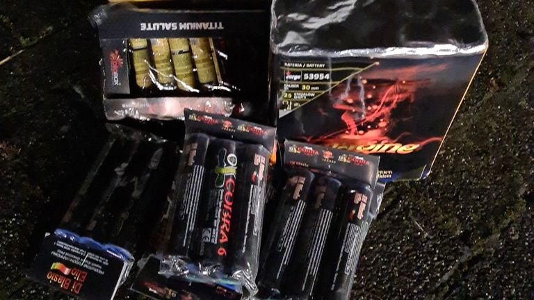 Het vuurwerk dat uit de auto werd gegooid (foto: politie Cuijk/Facebook).