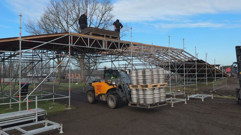 Stukje bij beetje wordt ook de brug weer afgebroken.