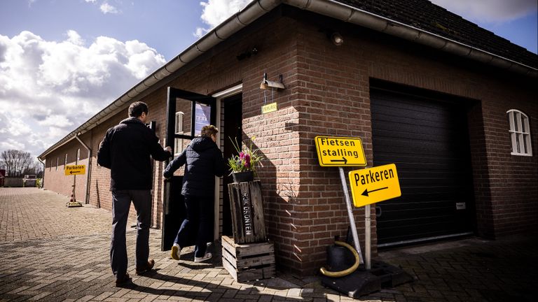 De loods van de familie Verbeek is vandaag een stembureau (foto: Rob Engelaar/ANP).